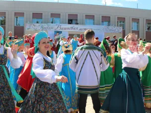 24-25 июня 2022 года в Бутурлино состоится десятый Всероссийский конкурс «Вишнёвая метель» памяти великой русской певицы Людмилы Георгиевны Зыкиной.