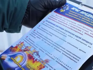 МЧС предупреждает о риске роста пожаров из-за аномальных морозов в России.