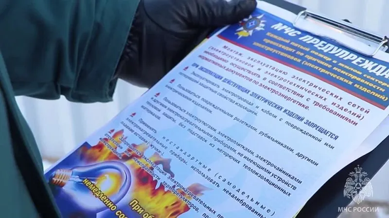 МЧС предупреждает о риске роста пожаров из-за аномальных морозов в России.