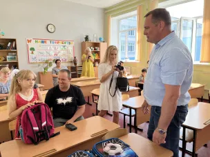 Депутат Александр Ефремцев вручил новые школьные портфели будущим первоклассникам.