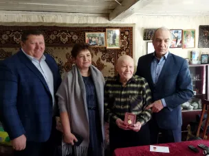 Вручение юбилейных медалей «80 лет Победы в Великой Отечественной войне 1941-1945 гг.» ветеранам.