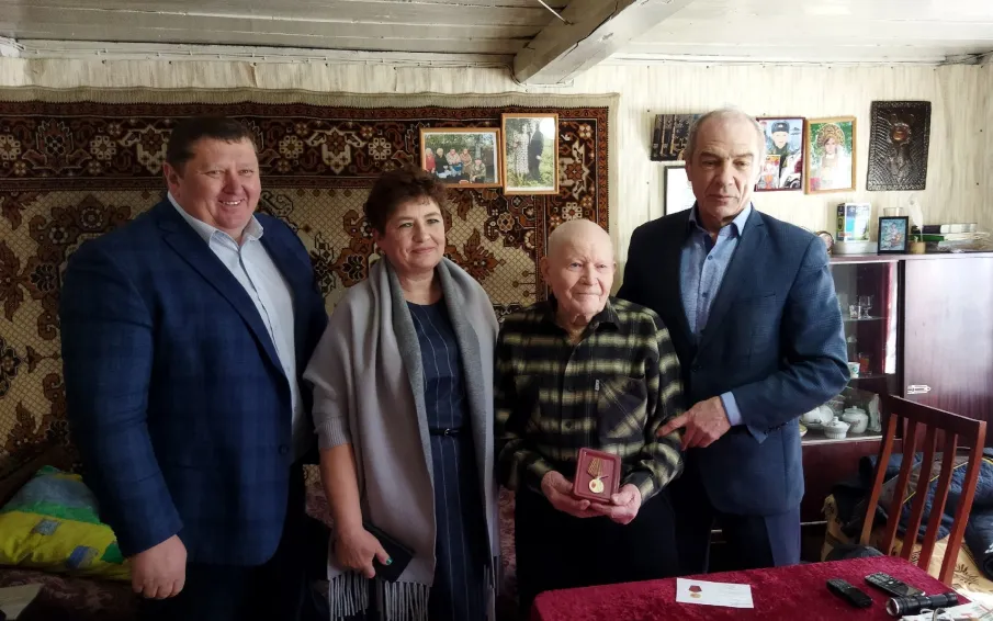 Вручение юбилейных медалей «80 лет Победы в Великой Отечественной войне 1941-1945 гг.» ветеранам.