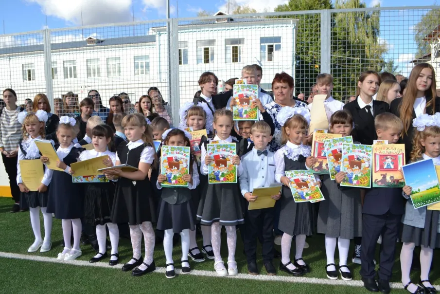 Торжественные линейки, посвященные Дню знаний прошли в учебных заведениях Бутурлинского округа.